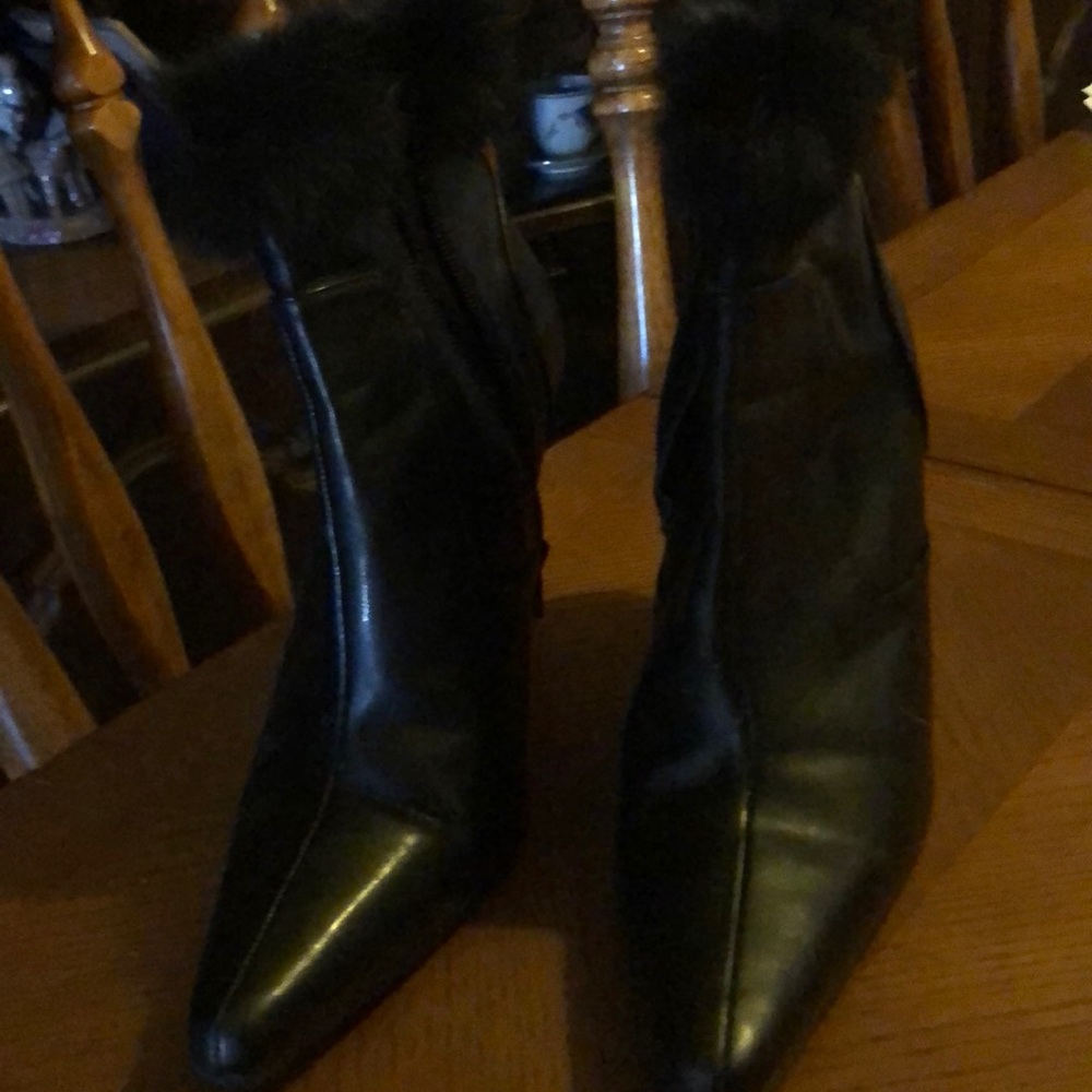 Black fur top booties sz 9